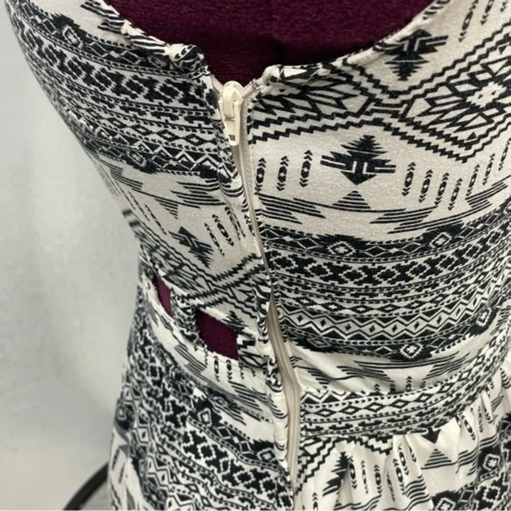Divided tribal print open back dress - Picture 6 of 7